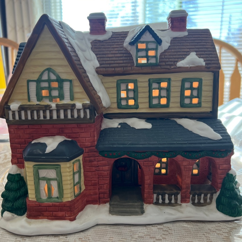 Holiday Village Light-Up House - Multicolor